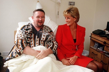 Diana with a patient at London Lighthouse in 1996